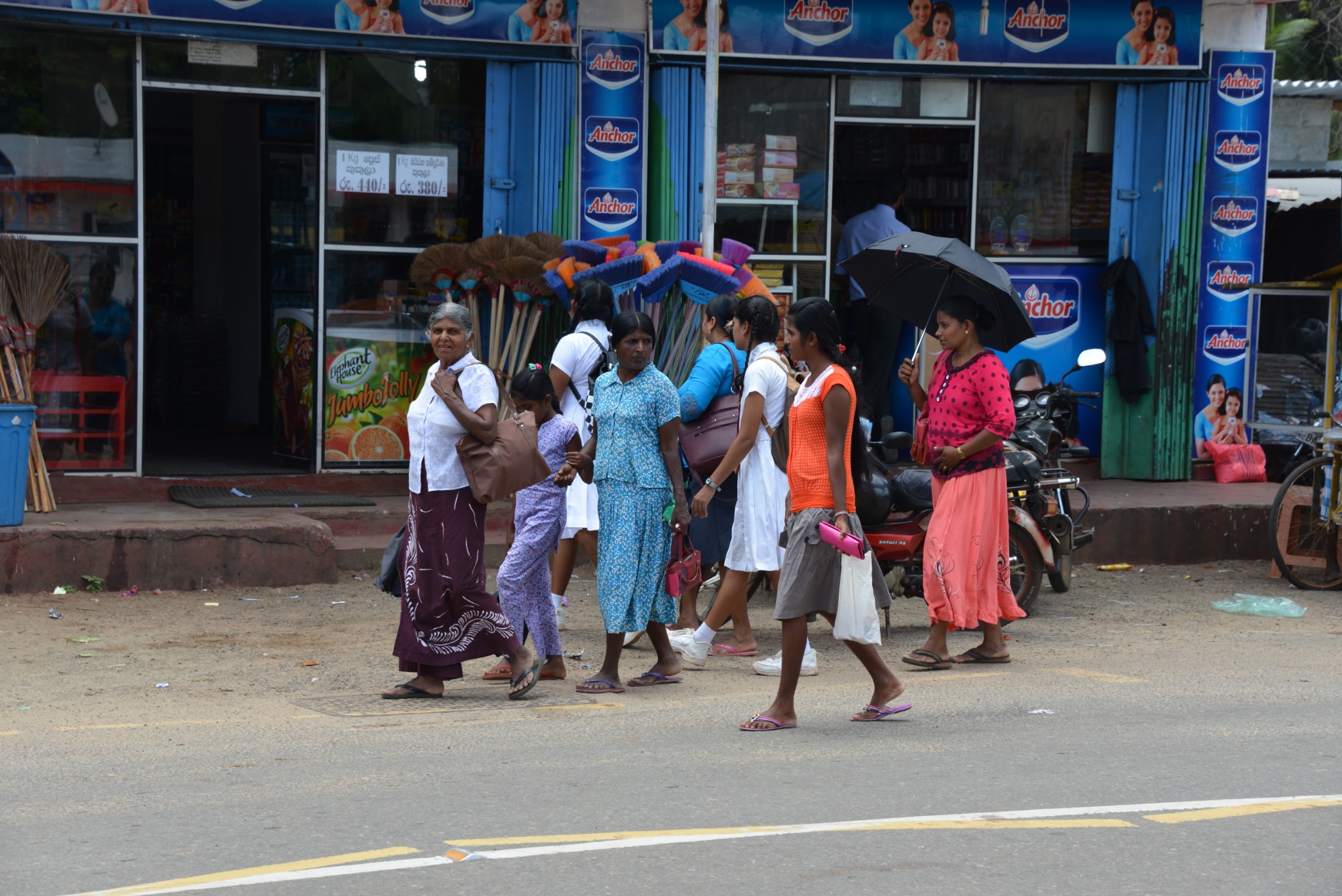 Menschen vor Geschäften im Straßenalltag in Sri Lanka, 2016