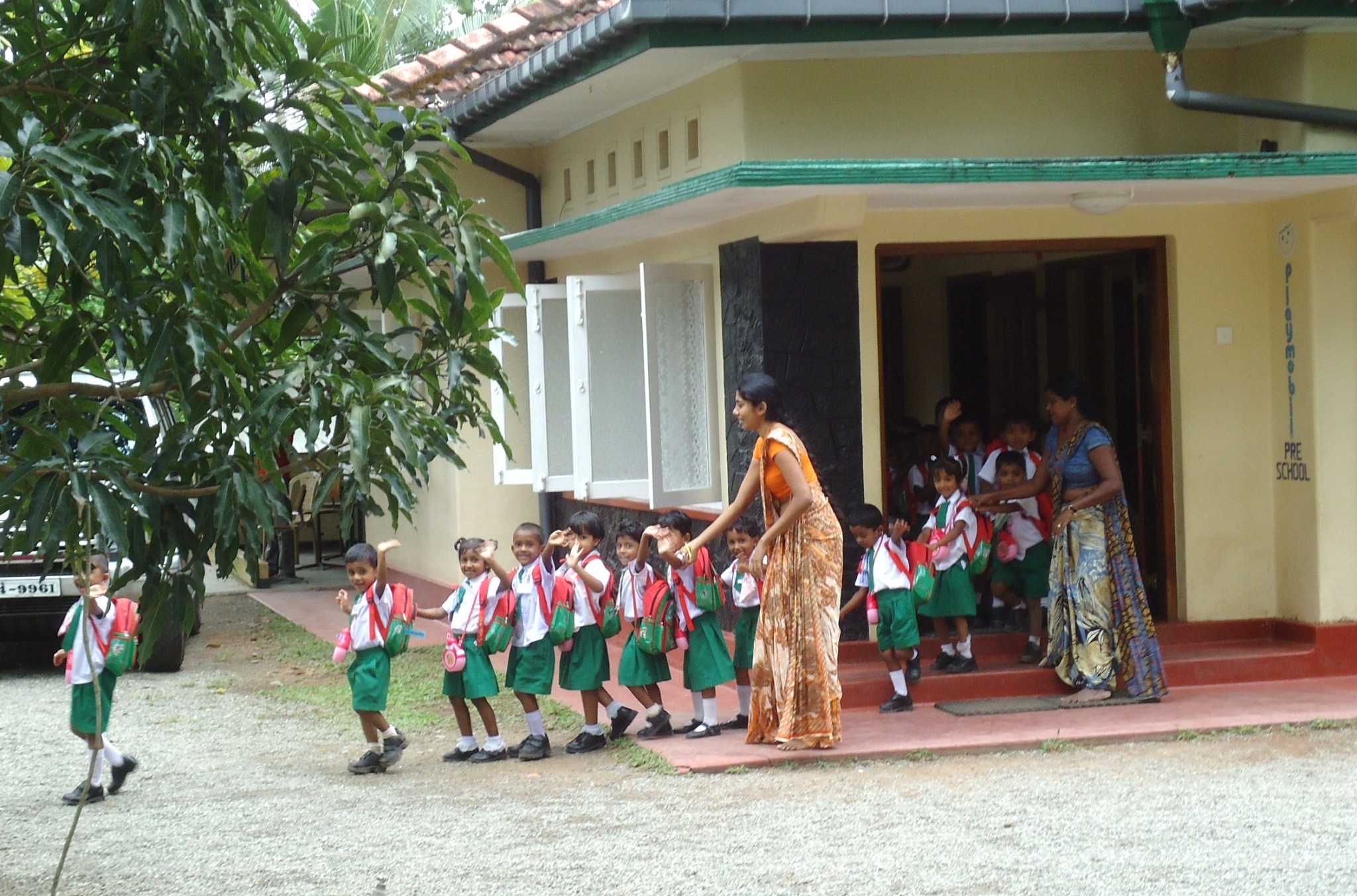 Kinder vor einer unterstützten Schule in Sri Lanka