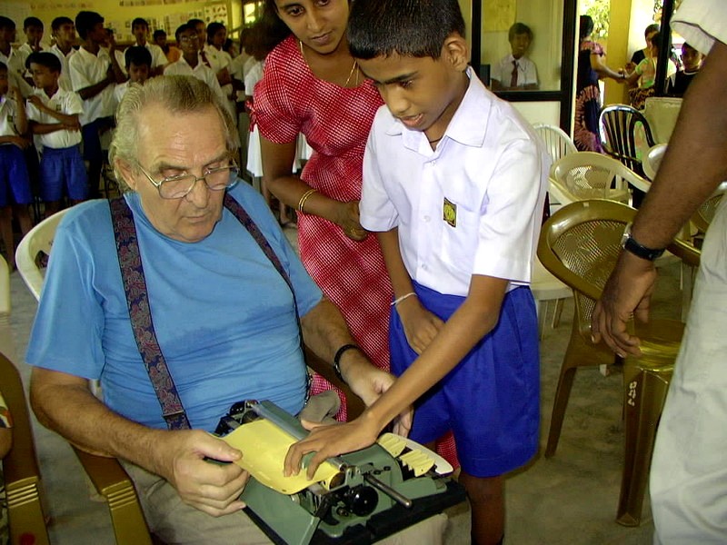 Übergabe einer Blindenschreibmaschine an der Rohanna Special School